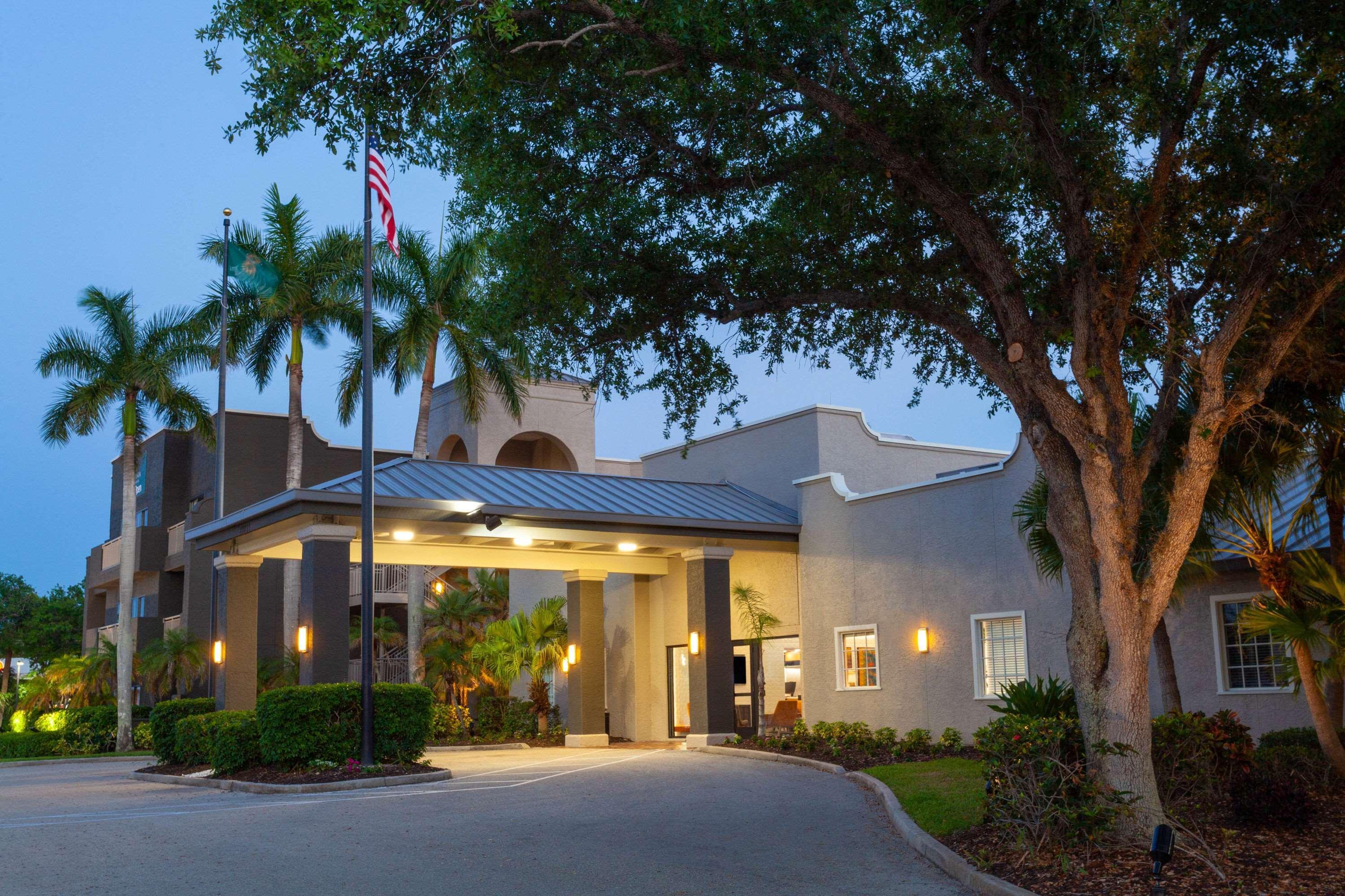 Отель La Quinta By Wyndham Ft. Myers - Sanibel Gateway Форт Майерс Экстерьер фото