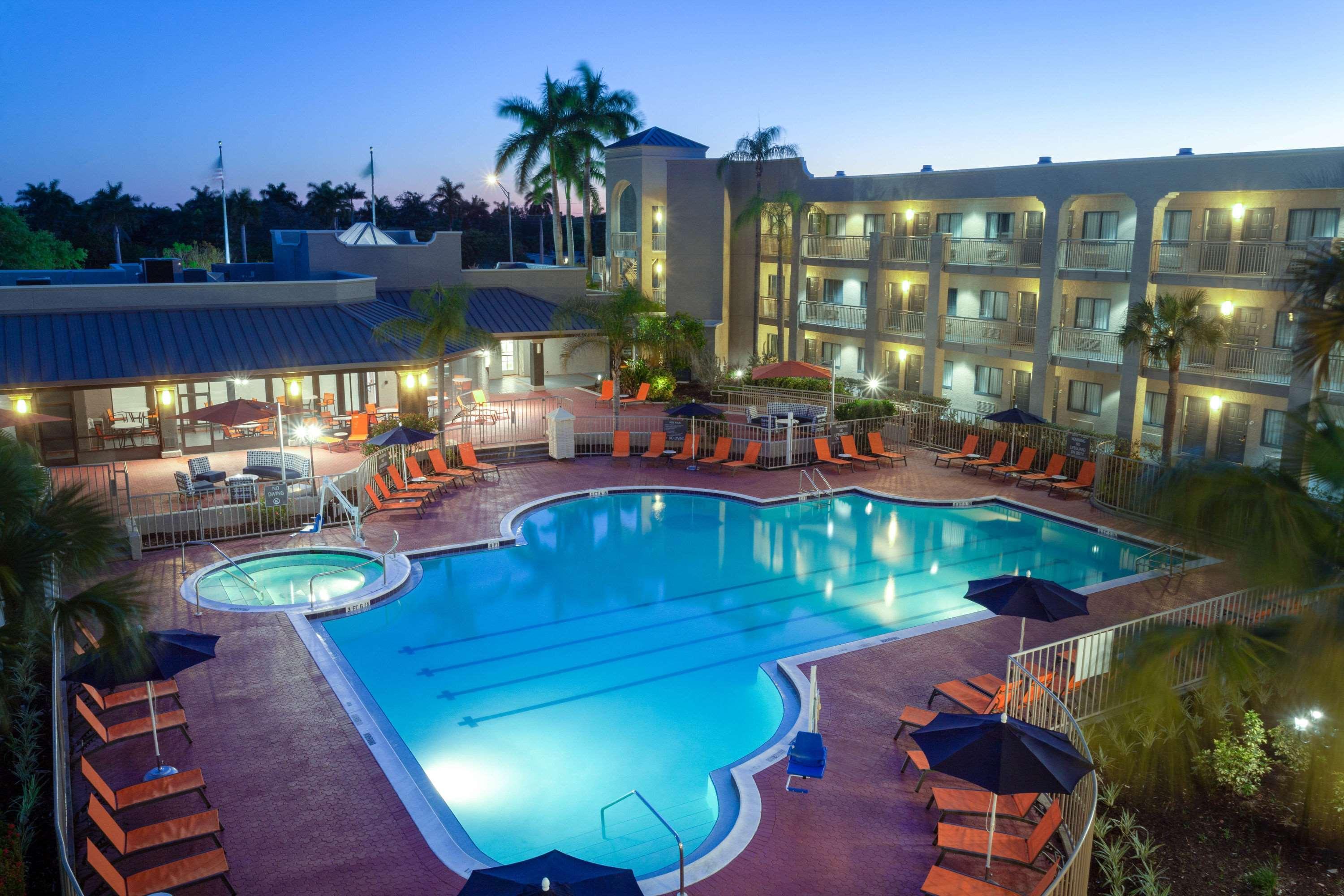 Отель La Quinta By Wyndham Ft. Myers - Sanibel Gateway Форт Майерс Экстерьер фото