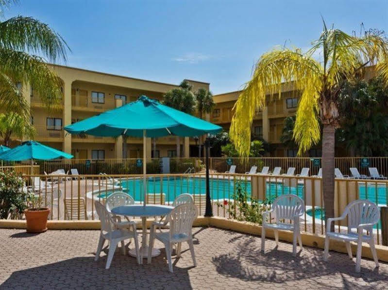 Отель La Quinta By Wyndham Ft. Myers - Sanibel Gateway Форт Майерс Экстерьер фото