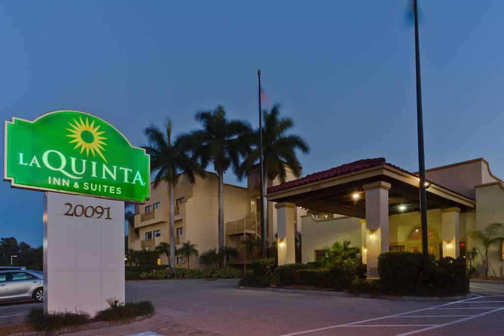 Отель La Quinta By Wyndham Ft. Myers - Sanibel Gateway Форт Майерс Экстерьер фото
