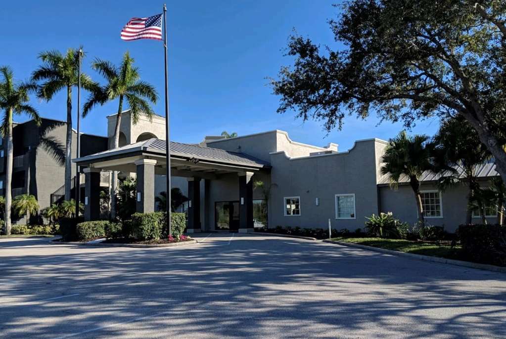 Отель La Quinta By Wyndham Ft. Myers - Sanibel Gateway Форт Майерс Экстерьер фото