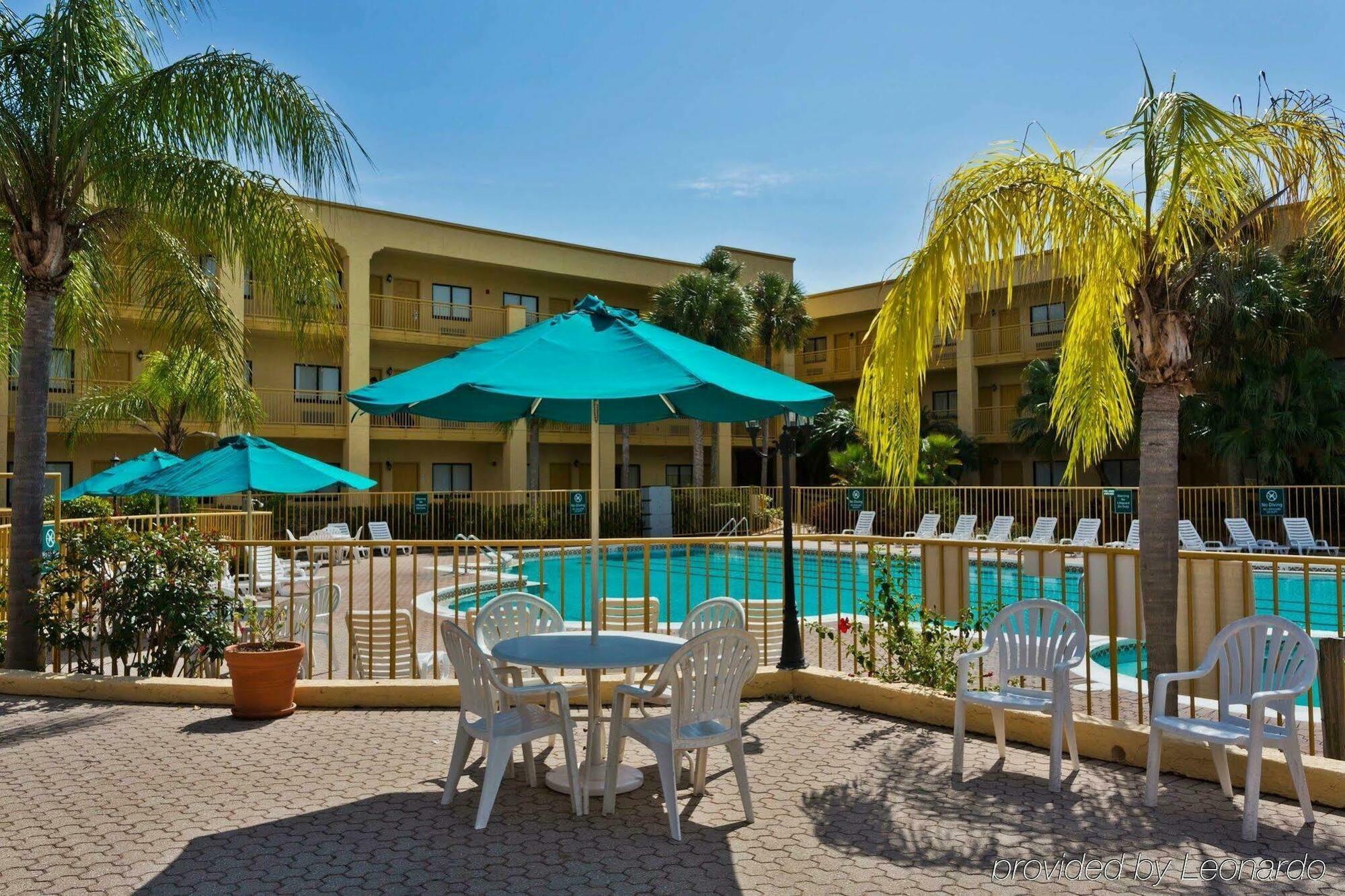 Отель La Quinta By Wyndham Ft. Myers - Sanibel Gateway Форт Майерс Экстерьер фото